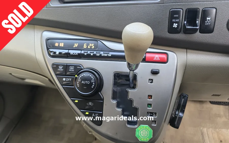 TOYOTA ISIS 2015 Mombasa in Kenya for Sale | Magari Deals