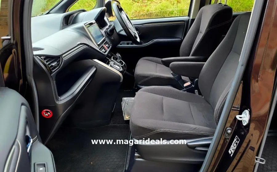 TOYOTA ESQUIRE 1.8 HYRBID in Kenya for Sale | Magari Deals